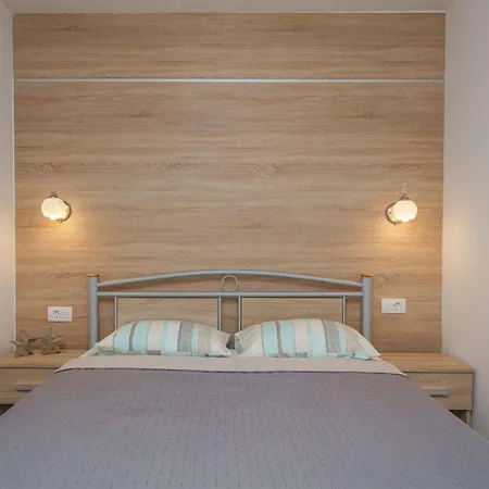 Apartment In Mit Grill Vodice